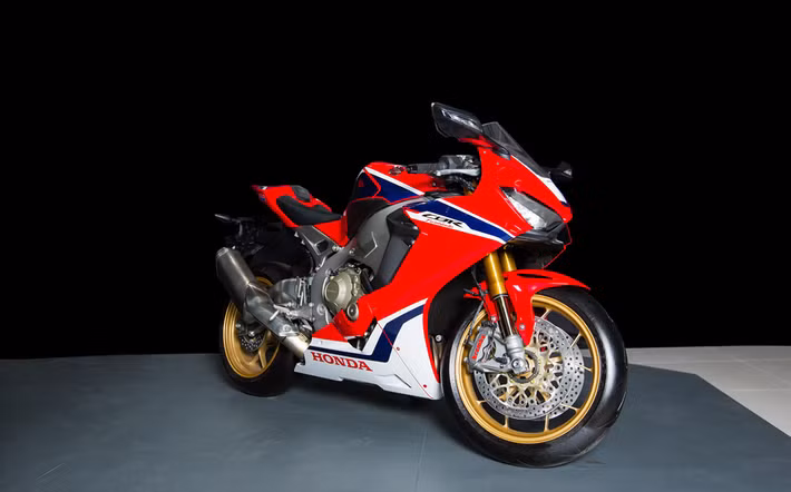 Honda CBR1000RR Fireblade SP - 678 triệu đồng: SP là phiên bản cao cấp hơn của mẫu Honda CBR1000RR Fireblade. Xe tiết giảm 1 kg so với phiên bản thường, bên cạnh một loạt trang bị bổ sung, gồm phuộc trước sau Ohlins, ống xả titan và phanh Brembo.