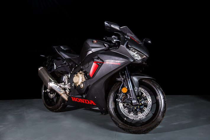 Honda CBR1000RR Fireblade - 560 triệu đồng: CBR1000RR Fireblade 2017 từng được Honda trưng bày tại triển lãm Vietnam Motorcycle Show. Mẫu sport-bike đầu bảng của Honda trang bị động cơ 4 xi-lanh thẳng hàng, dung tích 998 cc, công suất 189 mã lực và mô-men xoắn 116 Nm. Xe có một loạt trang bị như điều khiển bướm ga, kiểm soát lực kéo, kiểm soát chống nhấc bánh, sang số nhanh...