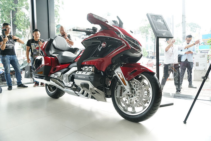 Honda Gold Wing - 1,2 tỷ đồng: Chiếc Gold Wing được phân phối là phiên bản mới nhất, có giá bán cao nhất trong dải sản phẩm xe máy của Honda tại Việt Nam. Nó có mức giá ngang với một chiếc Honda Accord. Xe sử dụng nhiều công nghệ hiện đại giống ôtô, ví dụ ga tự động, khởi hành ngang dốc, 4 chế độ lái, hệ thống kiểm soát lực xoắn và hộp số ly hợp kép 7 cấp. Động cơ 6 xy-lanh, dung tích 1.833 cc.