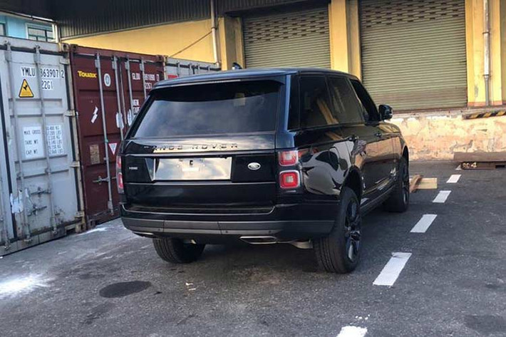 Xe được trang bị cụm đèn pha tạo hình khác biệt, đèn LED chạy ban ngày thiết kế lại, khe gió và lưới tản nhiệt mang kiểu dáng mới. Đèn pha Pixel-Laser LED có chức năng tự điều chỉnh góc chiếu. Phía sau, cụm đèn hậu cũng được thay đổi nhẹ về tạo hình, trẻ trung nhưng cũng đầy quyến rũ.