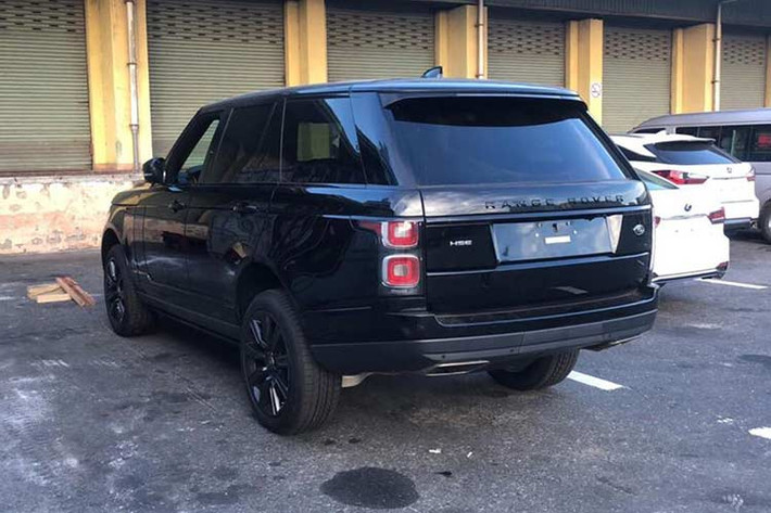 Điểm khác biệt so với những chiếc Range Rover HSE đời 2018 trước đây từng cập bến trước đó về Việt Nam, đó chính là việc ngoại thất chiếc Range Rover HSE Black Design trong bài viết này được sơn 1 tông màu đen ở ngoại thất đến bánh xe và các ghế ngồi bên trong khoang lái.