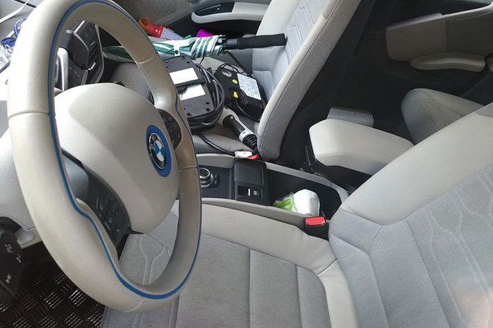 Dù là một chiếc xe nhỏ nhưng nhờ nội thất thiết kế thông minh với trang bị tiêu chuẩn bao gồm hệ thống iDrive và Radio Professional, công nghệ kết nối rảnh tay, điều hòa nhiệt độ, hỗ trợ đỗ xe với các cảm biến phía sau... Tổng thể diện tích của xe vẫn có thể chở được tới 4 người.