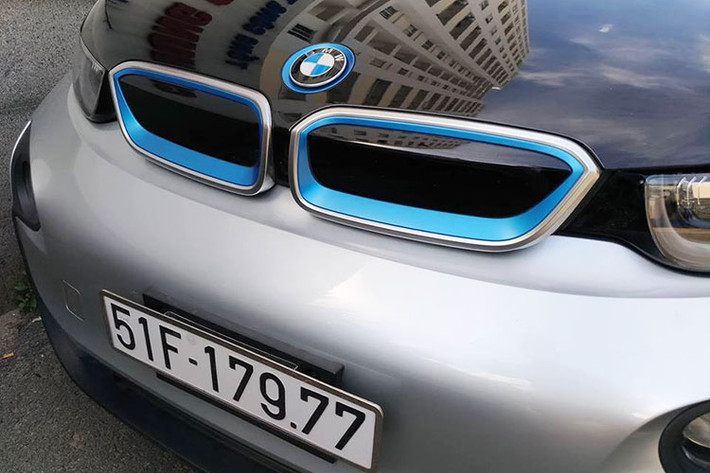 Được biết, ông chủ taxi hãng Mai Linh đã từng có ý định mua một lô 100 xe ôtô chạy điện về làm taxi chạy dịch vụ ở Hà Nội và TTP HC. Do đó, ông đã đưa chiếc BMW i3 này về nước nhằm đánh giá và kiểm tra thực tế khả năng vận hành của xe ôtô điện tại Việt Nam.