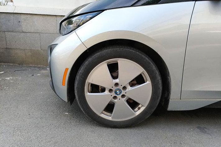 So với những chiếc xe khác, phía sau chiếc i3 tạo cảm giác bằng phẳng, cửa sau là một tấm pano màu đen phẳng gắn biểu tượng BMW cùng logo edrive (biểu tượng của dòng xe điện này). Xe được trang bị bộ mâm hợp kim thiết kế khá đơn giản dạng 5 chấu lớn, kèm logo của hãng.