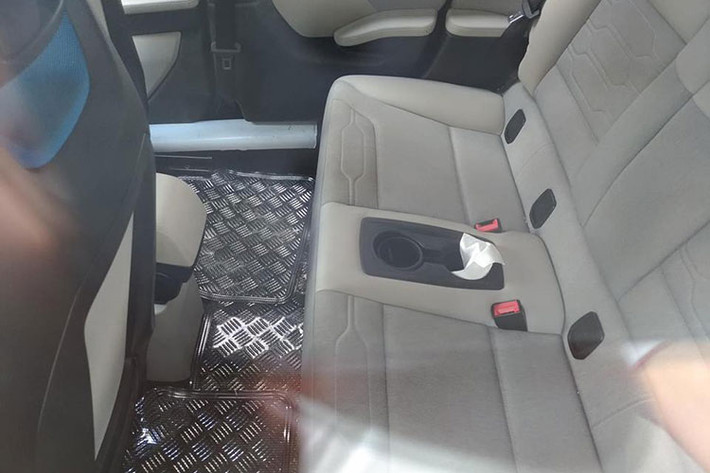 Các tính năng an toàn tiêu chuẩn trên BMW i3 bao gồm hệ thống phanh chống bó cứng, kiểm soát độ ổn định và kiểm soát độ bám đường, hệ thống túi khí bên hông ghế trước và túi khí rèm bên cỡ lớn. Ngoài ra mẫu xe tiêu chuẩn còn sở hữu dịch vụ hỗ trợ từ xa Assist eCall của BMW.