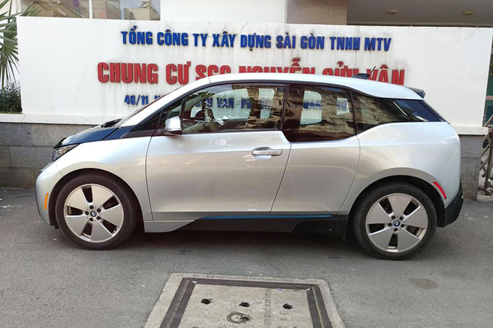 Là một thành viên của dòng xe xanh "i" của BMW, i3 sở hữu chiều dài tổng thể 3.999 mm, rộng 1.775 mm và cao 1.578 mm. Đặc biệt, BMW i3 còn được chế tạo dựa trên bộ khung bằng nhôm trong khi khoang lái bằng sợi carbon, giúp giảm trọng lượng mà vẫn đảm bảo độ bền.