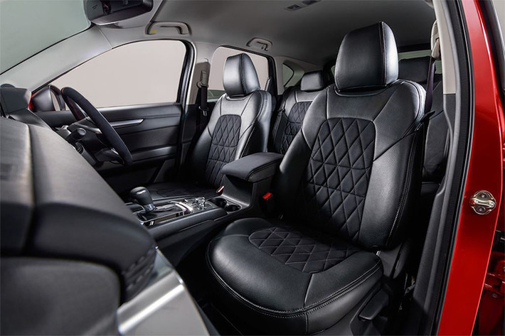 Ngoài ra cụm vô lăng của mẫu xe Mazda CX-5 độ DAMD cũng chất hơn được bọc lại bằng da lộn cho cảm giác cầm tay lái chắc chắn hơn, giữa vô lăng còn được viền chỉ đỏ theo phong cách xe đua.
