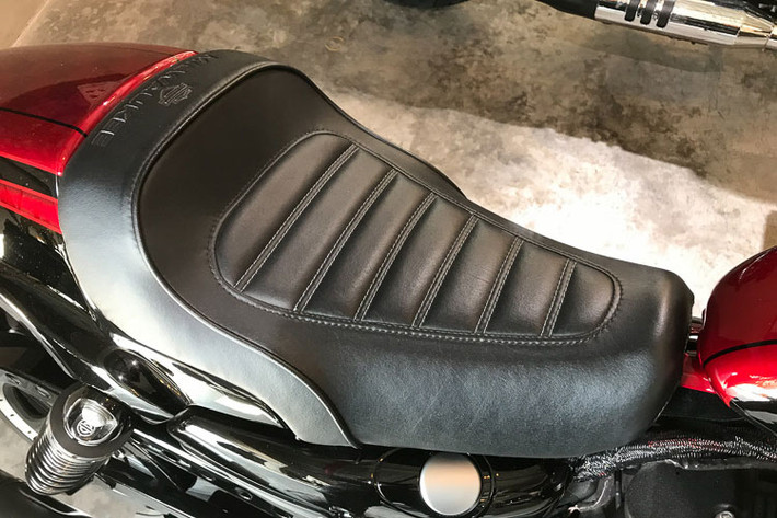 Yên solo nâng cấp với trọng tâm thấp hơn, đường chỉ may thủ công tạo vẻ hoài cổ nhằm đem lại tổng thểm hoàn mỹ nhất. Bộ gương hậu nguyên bản cũng thay đổi với gương tích hợp trên gù cân lái giúp đầu xe trở nên gọn gàng hơn rất nhiều, nhưng vẫn đảm bảo tốt tầm quan sát phía sau khi di chuyên trên đường.