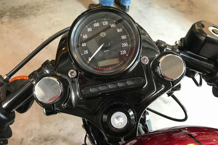 Mẫu xe 883 Café Racer này được Harley-Davidson độ lại theo hình ảnh những chiếc cafe racer cổ điển ở thập niên 70 của thế kỷ trước. Cụm ghi đông và trảng ba của xe thay đổi bằng ghi đông clip-on racing, phù hợp với việc tạo ra tư thế lái ngồi chồm đặc trưng cho xe đua.