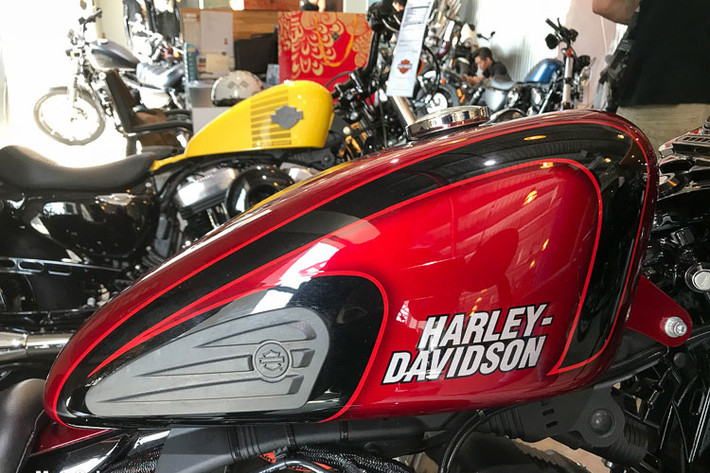 Xe được trang bị bộ áo đỏ-đen nổi bật, ngoại hình xe được độ lại đèn pha LED mới. Bình xăng xe thiết kế nhỏ gọn, nhô cao, phần yên lái thấp, ghi đông hơi cúp về sau nên sẽ rất phù hợp với những người trẻ năng động... đặc biệt với những người có sở thích độ chế theo cá tính riêng.