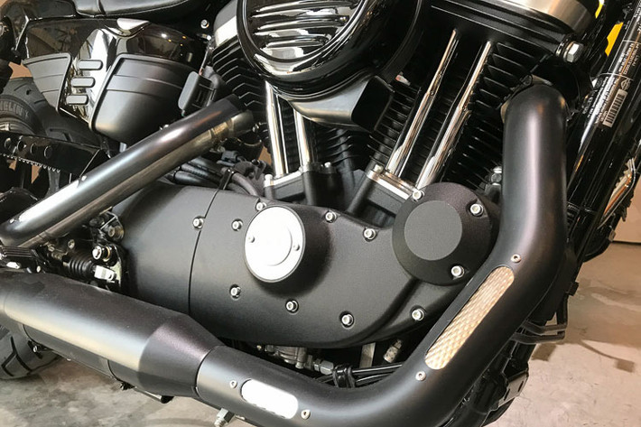 Chiếc Harley-Davidson Iron 883 Café Racer phiên bản giới hạn này sẽ vẫn sử dụng khối động cơ V-Twin Evolution, dung tích 883cc, mô-men xoắn cực đại đạt 68 Nm tại vòng tua máy 4.750 vòng/phút.