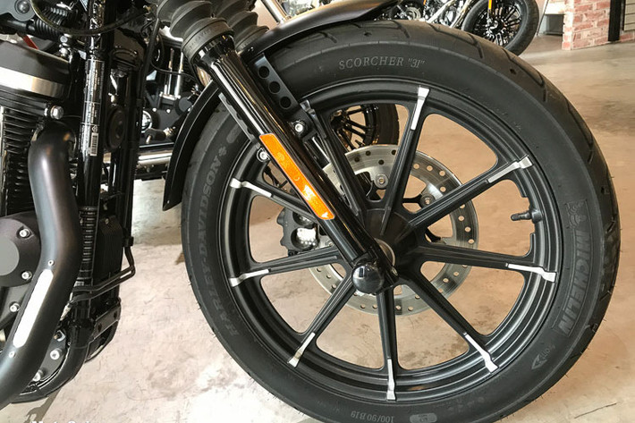 Tương tự, nhằm thể hiện triệt để phong cách cafe racer, phần gác chân cũng tùy chỉnh lại, được đặt ở vị trí mới, lùi về phía sau buộc người lái phải chồm sát và hai chân kẹp chặt vào hông xe đúng chất xe đua. Trang bị an toàn của xe với mâm đúc đa chấu, phanh đĩa ABS trước và sau.