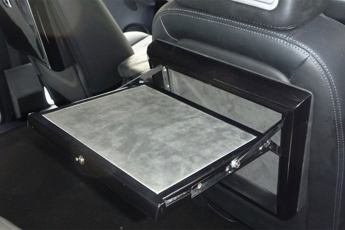 Được trang bị hàng loạt công nghệ và sức nặng thuộc dạng "khủng. Tuy nhiên, chiếc xe lại có khả năng đạt đến vận tốc lên đến 180 km/h nhờ động cơ V8 8.0L với khả năng sản sinh công suất 456 mã lực và mômen xoắn cực đại 850 Nm.