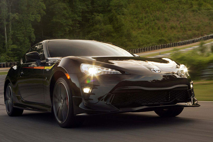 Hồi đầu tháng này, Toyota đã hé lộ phiên bản mới của mẫu xe thể thao Toyota 86 bản TRD Special Edition. Mẫu từng không thành công tại Việt Nam nay sẽ được trang bị phanh Brembo, hệ thống treo Sachs ổn định và sắc sảo hơn trước, mâm hợp kim 18 inch với lốp Michelin Pilot 4.