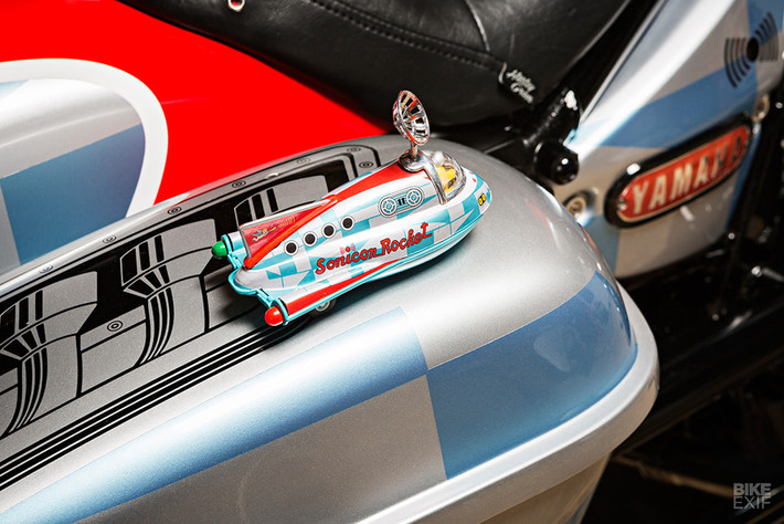 Bản độ đặc biệt này nhận được sự hỗ trợ kinh phí từ Yamaha Motor Europe, có tên là Space Explorer (thám hiểm vũ trụ). Lucky Cat muốn giữ nguyên DNA và linh hồn của dòng xe cruiser trên chiếc XV950R, nhưng pha chút phong cách Nhật Bản.