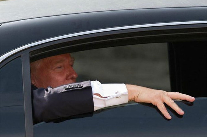 Siêu xe limousine mới của Tổng thống Trump sẽ có cách bố trí ghế 2+3+3, chiếc xe được trang bị hệ thống treo thích ứng để mang đến cảm giác thoải mái hơn. Bên cạnh đó, Cadillac One còn có được trang bị điện thoại mã hóa và hệ thống video tương tác để tổng thống có thể tổ chức họp hội nghị ngay trong khi đang di chuyển.