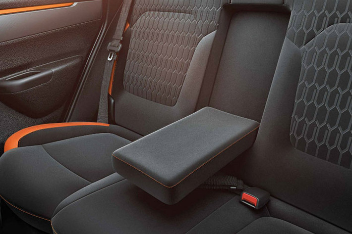 Trong khi đó, bản cao cấp của Kwid 2018 sử dụng động cơ xăng 3 xi-lanh, dung tích 1.0 lít với công suất tối đa 68 mã lực và mô-men xoắn cực đại 98 Nm. Động cơ này có thể kết hợp với hộp số sàn hoặc tự động 5 cấp.