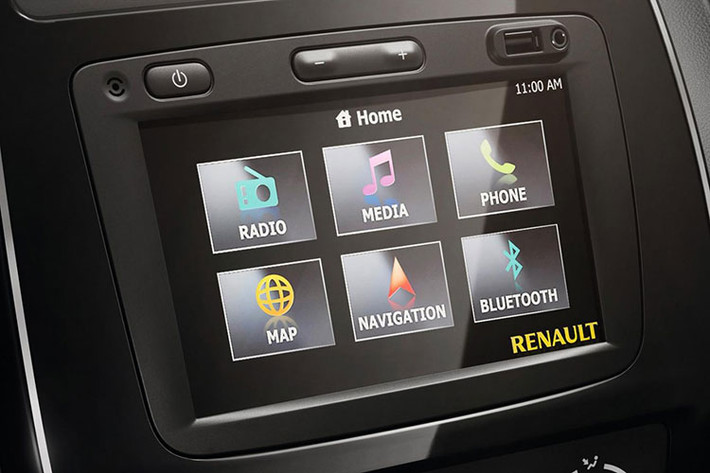 Hệ thống thông tin giải trí MediaNav với màn hình cảm ứng 7 inch tùy chọn được bổ sung camera lùi hỗ trợ đỗ xe. Camera này nằm bên dưới logo của Renault trên cửa cốp sau. Xe tiếp tục được trang bị động cơ xăng 3 xi-lanh, dung tích 0,8 lít, sản sinh công suất tối đa 54 mã lực và mô-men xoắn cực đại 72 Nm, đồng hành cùng hộp số sàn 5 cấp.