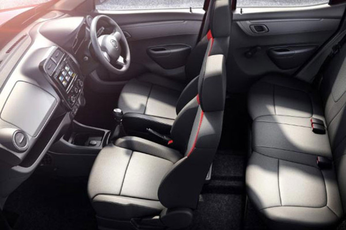 Về an toàn, Renault Kwid 2018 chỉ được bổ sung túi khí bên sườn người lái và dây đai an toàn tự căng cho hàng ghế sau. Riêng Renault Kwid 2018 bản số tự động sẽ có thêm tính năng Traffic Assist, cho phép xe nhích về phía trước khi ùn tắc giao thông và ngăn trôi về phía sau lúc lên dốc.