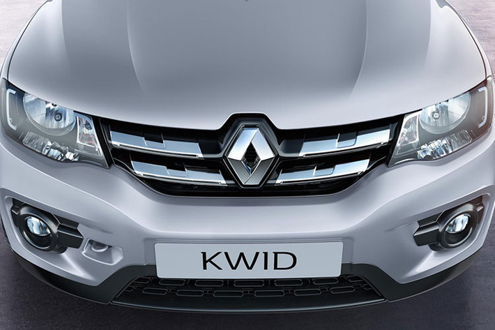 Bên ngoài, Mẫu xe Renault Kwid 2018 bản nâng cấp còn được bổ sung lưới tản nhiệt mạ crôm và ốp bên sườn mới cho bản cao cấp nhất. Ở bản tầm trung và cao cấp, Renault Kwid 2018 còn được trang bị cản va sơn màu giống thân xe, đèn sương mù trước cũng như ốp la-zăng...