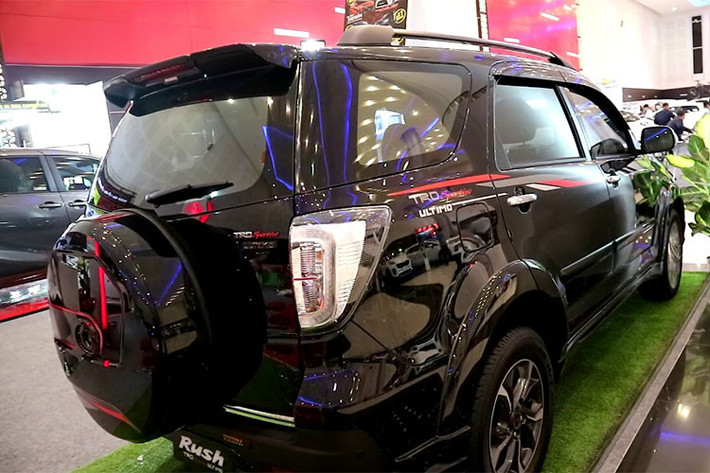 Ở thân và đuôi xe, Toyota Rush TRD Sportivo mới nổi bật với đường gân dập nổi, bộ la-zăng 17 inch hình cánh quạt được sơn 2 màu tương phản và cản sau sơn màu bạc tạo hình chữ X, tương tự với phần đầu xe.
