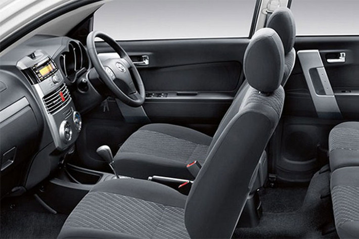 Với gói phụ kiện ‘’TRD Sportivo’’, mẫu xe được bố trí các hàng ghế với khoảng cách từ tựa lưng hàng ghế 2 tới tựa lưng hàng ghế 3 là 700 mm, cùng các tính năng được bổ sung như khởi động bằng nút bấm Start/Stop, vô lăng điều chỉnh 4 hướng, màn hình cảm ứng 7 inch bổ sung tính năng hiển thị camera lùi và 8 loa cao cấp.