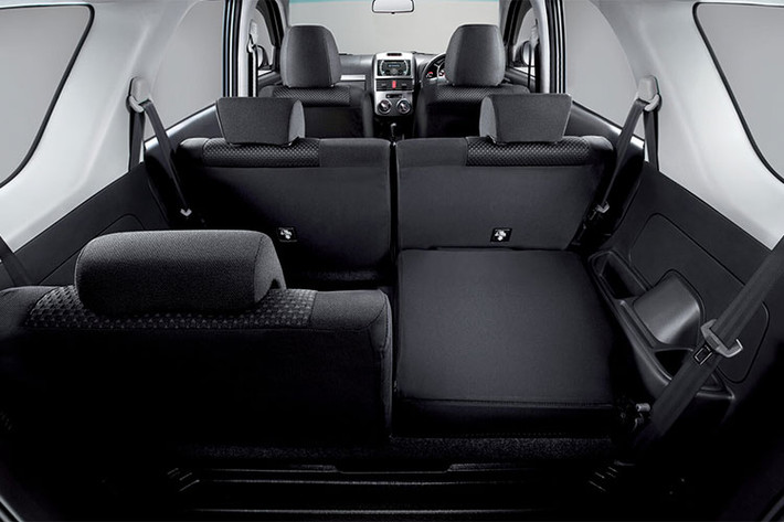 Toyota Rush phiên bản 2018 được trang bị động cơ 2NR-VE mới, có dung tích 1.5L DOHC với công nghệ Dual VVT-I, cho ra 104 mã lực tại 6.000 vòng/phút và mô-men xoắn cực đại đạt 136Nm tại 4.200 vòng/phút, truyền xuống cầu sau thông qua 2 tùy chọn hộp số sàn 5 cấp hoặc tự động 4 cấp.