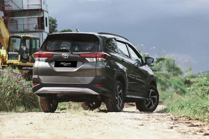 Về trang bị an toàn, mẫu xe được trang bị các tính năng như hệ thống chống bó cứng phanh ABS , phân phối lực phanh điện tử EBD, ổn định thân xe điện tử VSC, hỗ trợ khởi hành ngang dốc HSA và 6 túi khí.