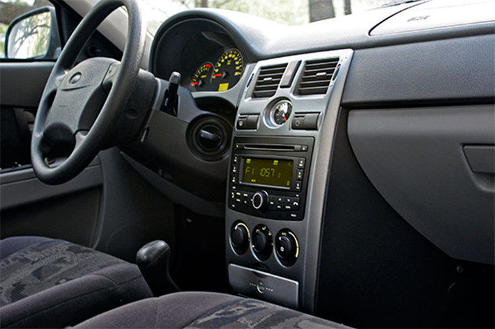 Một số phiên bản cao cấp hơn thậm chí được trang bị điều hoà nhiệt độ, hệ thống âm thanh tích hợp với Bluetooth, hệ thống ghế trước sưởi ấm, đèn trước tự động…. Tháng 4/2010, dòng xe này được bổ sung thêm hệ thống đa phươn tiện, cùng hệ thống định vị được bổ sung năm 2011.