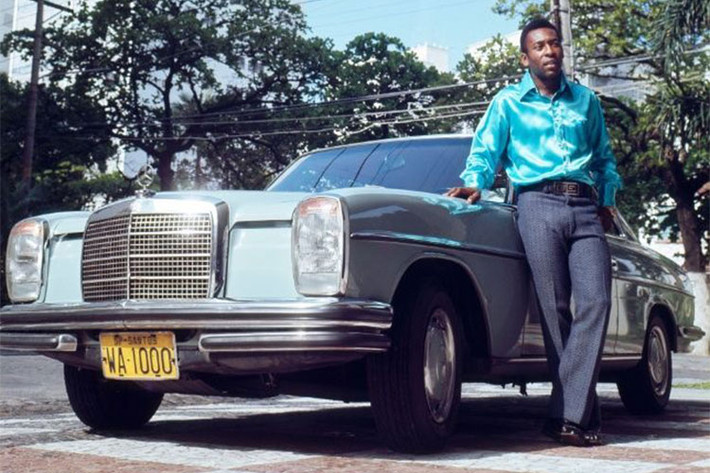 “Ông vua bóng đa” Pelé lựa chọn mẫu xe sang Mercedes-Benz W114 đời 1970 của Đức. Trong sự nghiệp, cầu thủ người Brazil giành hàng loạt danh hiệu cao quý, vô địch World Cup 3 lần cùng đội tuyển quốc gia.