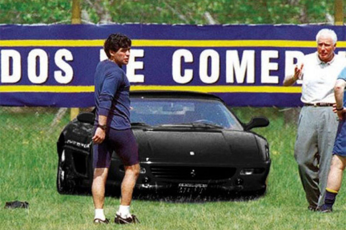 Ferrari Testarosa của Maradona được sản xuất từ năm 1984 đến 1996, thiết kế bởi Pininfarina. Xe trang bị động cơ 4.9, 12 xi-lanh thẳng hàng, đi cùng hộp số 5 cấp. Đây là một trong những mẫu xe có số lượng sản xuất nhiều nhất của Ferrari, gần 10.000 chiếc.