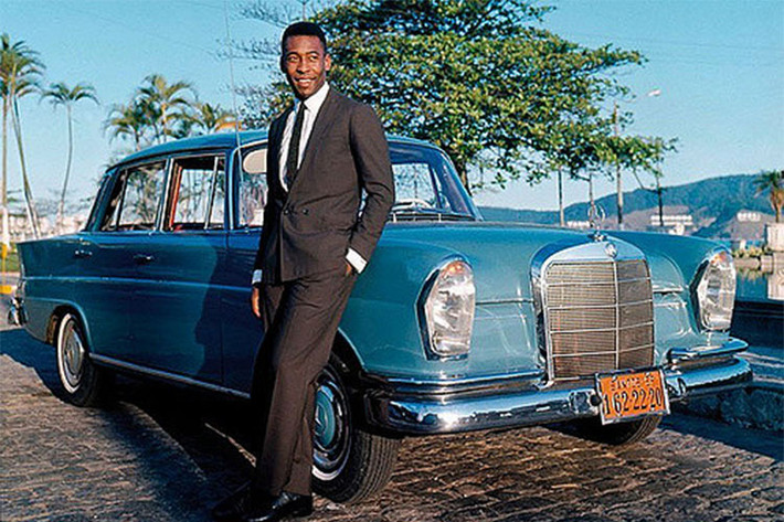 Mercedes W114 của Pelé là dòng sedan cỡ lớn nổi tiếng của Đức thời đó, nó được sản xuất và kiểm soát chặt chẽ về chất lượng. Dòng xe này cũng chỉ phân phối tại một số thị trường nhất định, mở đầu cho thời kỳ sản xuất những sản phẩm bền bỉ, an toàn và có kích thước lớn.