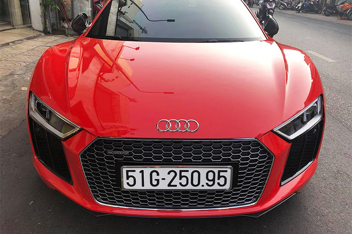 Trước khi bán lái chiếc Audi R8 V10 Plus này, được biết chiếc xe chỉ gắn bó cùng với cặp đôi Đông Nhi - Ông Cao Thắng chưa đến nửa năm, thời gian còn lại siêu xe này chủ yếu nằm trong showroom của Audi Việt Nam đặt tại Tôn Đức Thắng, phường Bến Nghé quận 1, TP HCM.