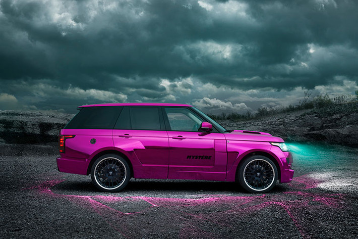 Ngoài ra, chiếc xe này còn được trang bị nhiều ống dẫn làm mát hơn một nhà máy điện hạt nhân. Nhưng thứ làm người ta ghét cay ghét đắng chiếc xe độ này là thân vỏ mạ crôm màu hồng siêu chói mắt. Có lẽ đến mèo Hello Kitty cũng phải chào thua Hamann Mystere về độ “cute lóng lánh”.