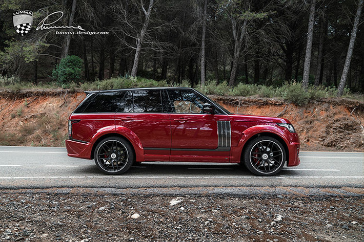 Dựa trên một chiếc Range Rover SV Autobiography, Lumma CLR R có bộ kit hạ thấp thân xe, mặt trước trông rẻ tiền với đèn LED xấu xí, một cánh gió tinh vi trên mái, và bộ la-zăng hợp kim 23-inch lòe loẹt. Nếu nó nhìn chưa đủ tệ, mọi người sẽ còn sớm nhận ra hệ thống ống xả thể thao bằng thép không gỉ Lumma nữa.