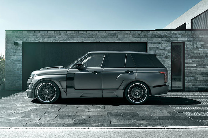 Thậm chí nắp capô cũng trở nên vuông vức và có thêm chi tiết làm màu cho nó. May mắn là những thay đổi ở bên trong nội thất xe vẫn giữ được chất đẳng cấp, đồng nghĩa rằng Hamann Range Rover Wide-Body chỉ có thể gây ác mộng cho những người mới nhìn nó từ bên ngoài thôi.