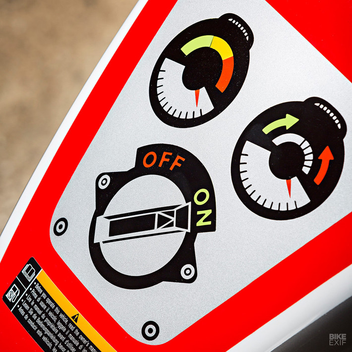 Điểm nổi bật của bản độ chính là màu sơn và decal. Xưởng độ Lucky Cat liên kết với nhóm thiết kế Machine 17 và Venom Design ở London để tạo ra màu sơn đặc biệt. Màu sắc và decal được phối theo đúng phong cách của phi thuyền đồ chơi Sonicon Rocket.