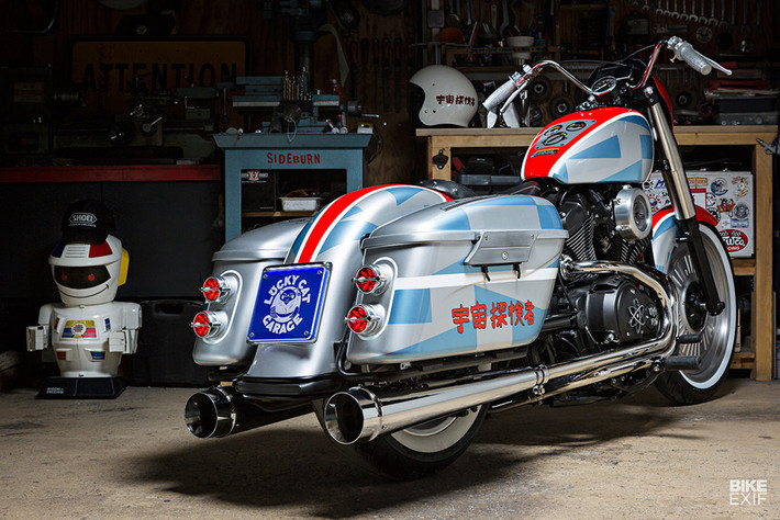 Mặt trên cùng của thùng chứa đồ, bình nhiên liệu và đầu xe đều được trang trí theo phong cách khoa học viễn tưởng thập niên 1960 với các họa tiết gọn gàng, đậm nét và kỳ lạ. Đó là một cách tiếp cận mới mẻ và siêu sáng tạo, bản độ Yamaha XV950R theo phong cách phi thuyền đồ chơi đã biến chiếc cruiser bệ vệ, to tướng trở nên sắc xảo và gần gũi hơn.