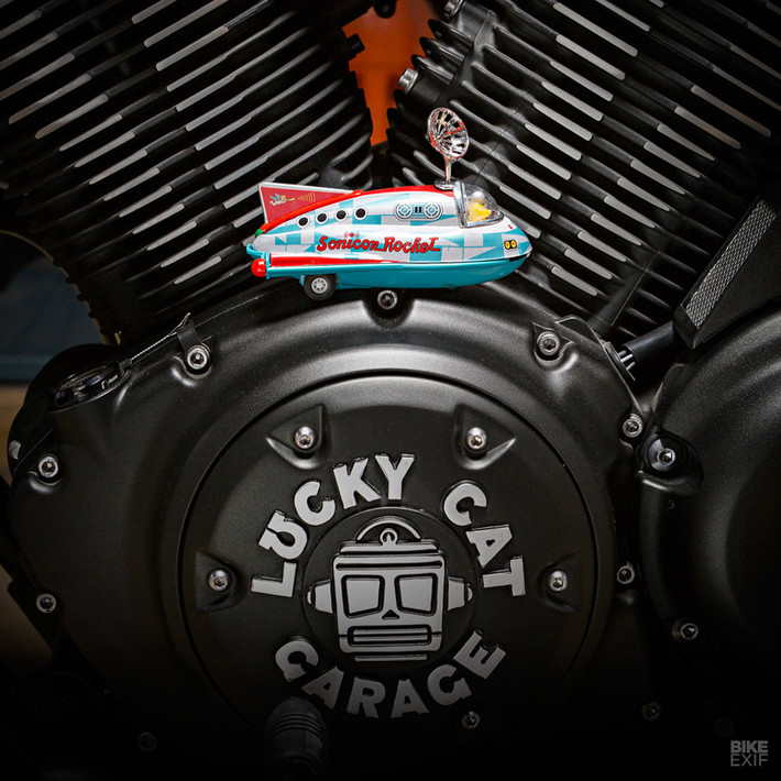 Ống xả của bản độ là một tác phẩm nghệ thuật làm bằng thép không gỉ được đánh bóng đẹp mắt, bộ giảm thanh được phía giấu dưới thùng chứa đồ. Trái tim của Yamaha XV950R 'Space Explore' là khối động cơ V-twin 942 cc nguyên bản, nhưng được nâng cấp tính thẩm mỹ với vỏ bọc in 3D và bộ lọc khí nhôm đúc từ EMD. Yên xe thiết kế kiểu cổ điển.