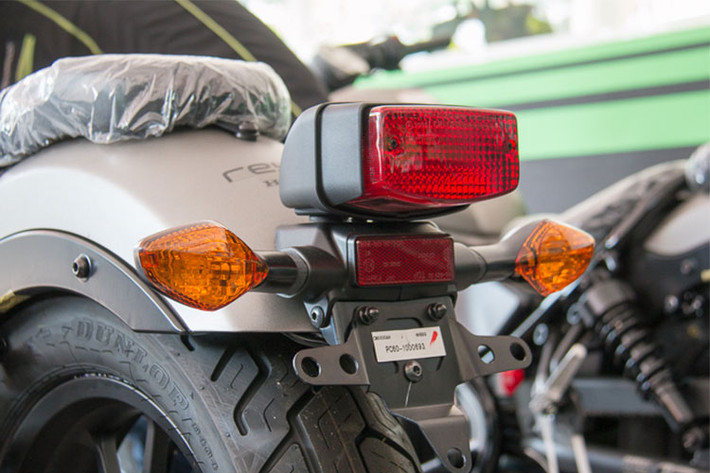 Là một chiếc cruiser phong cách bobber, Rebel 500 không có tay lái cao, tuy nhiên lại rộng ngang về hai bên. Honda đã hạ chiều cao yên xuống còn 690 mm, giúp cho những người có chiều cao khiêm tốn có thể làm quen dễ dàng. Toàn bộ pad biển số, đèn hậu cùng xi-nhan phía sau của xe được Honda tập trung hoàn toàn vào một cụm ở cuối dè sau.