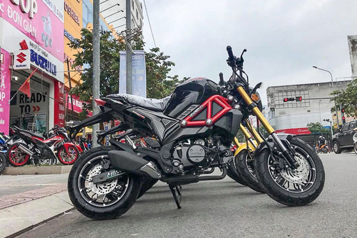 Ngoại trừ sự khác biệt rõ ràng về kích thước, mẫu xe minibike này đã có kiểu dáng được "copy" rất giống với dòng xe phân khối lớn Ducai Monster nổi tiếng. Từ đầu đèn tới bình xăng, bộ khung "giả" dạng Trellis, phuộc USD, pô vắt... tất cả đều đã được thiết kế rất giống y hàng xịn.