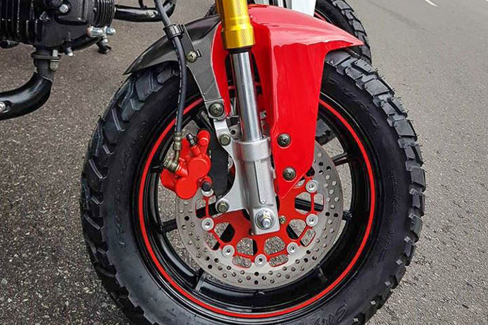 Khung của mẫu xe phiên bản "nhái" có độ thoáng gầm tương đương với Ducati Scrambler Icon, trong khi yên ngồi phía sau của Hunter 110 cũng được “vay mượn” giống y hệt. Hệ thống phanh gồm bộ phanh đĩa cho cả hai bánh trước và sau với bộ mâm kích thước 14 inch.