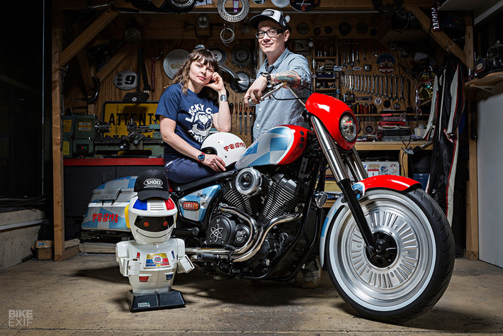 Séb và Laurence đã tìm được nguồn cảm hứng từ món đồ chơi trẻ em, họ đã lên kế hoạch độ lại một mẫu môtô theo phong cách này. Chiếc xe môtô Yamaha XV950R được lựa chọn để thực hiện, mẫu xe này còn được biết đến với tên gọi Bolt R-Spec tại Mỹ.