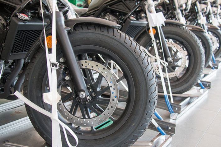 Thay vì cấu hình vành nan trước/sau 18 - 15 inch như thế hệ đầu tiên, Rebel 500 mới được trang bị vành đúc 10 cánh xoắn có đường kính 16 inch cho cả 2 bánh. Kết hợp với vành trước là lốp Dunlop đường kính 130/90/16 cùng phanh đĩa Nissin. Phuộc trước của Rebel 500 có dạng ống lồng truyền thống với đường kính ti trong 41mm.