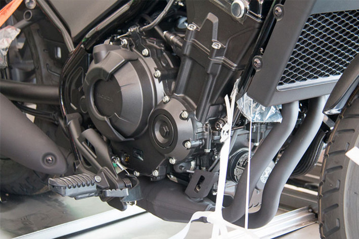 Honda Rebel 500 phiên bản mới được trang bị khối động cơ DOHC 4 van, 2 xi-lanh thẳng hàng làm mát bằng chất lỏng, phun nhiên liệu điện tử. Động cơ cho công suất 45,4 mã lực tại vòng tua 8.500 vòng/phút và mô-men xoắn 44,7 Nm tại vòng tua 6.000 vòng/phút, đi kèm hộp số 6 cấp.