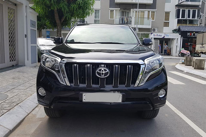 Nổi bật nhất ở ngoại thất chính là cụm đèn pha LED thiết kế hình boomerang, đi kènm tính năng cân bằng góc chiếu tự động, kết hợp với lưới tản nhiệt mạ chrome cỡ lớn. Do đó, tổng thể đầu xe thể thao và cứng cáp, đậm chất việt dã của những mẫu SUV cỡ lớn của hãng xe ôtô Toyota.