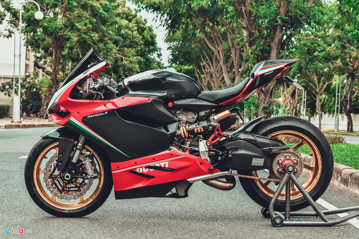 Ducati 899 Panigale ra mắt lần đầu tiên tại Việt Nam năm 2014, đi kèm giá bán 577 triệu đồng. Nó được coi là mẫu xe "giá rẻ" của 1199 Panigale, đồng nghĩa với việc sử dụng động cơ yếu hơn, và một số trang bị không cao cấp giống "đàn anh", như phuộc, đèn pha, đồng hồ, gắp đôi kém thẩm mỹ hơn... 