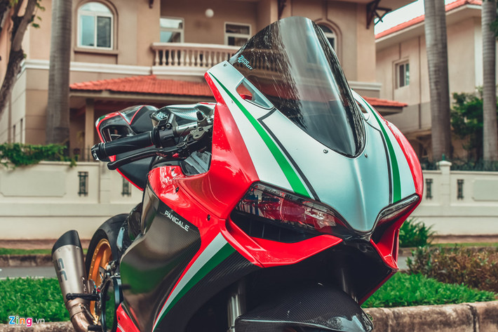 Chủ nhân không không tác động vào ngoại hình của chiếc xe, mà cải thiện hiệu năng bằng một loạt đồ chơi hàng hiệu đắt tiền. Sự khác biệt thấy rõ nhất là bộ tem bên ngoài, lấy mảng màu đỏ, carbon cùng màu cờ Ý làm chủ đạo. Kính chắn gió phía trước của hiệu Zero Gravity.