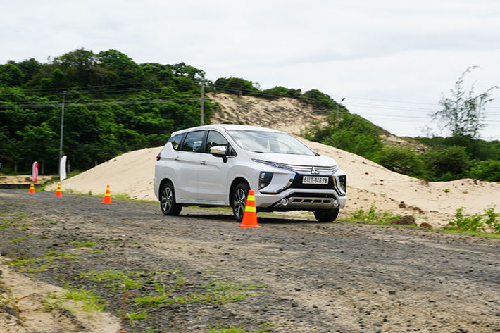 Mitsubishi gọi Xpander 2018 là một chiếc crossover lai MPV nhằm thể hiện tham vọng của hãng nhằm cạnh tranh với các đối thủ trong phân khúc như Honda B-RV hay Toyota Rush. Xe sở hữu giá bán rẻ, thiết kế đẹp mắt là một lợi thế không nhỏ. Tuy nhiên, động cơ và sự tiện lợi là một thách thức mà Mitsubishi cần phải làm cho người tiêu dùng cảm thấy an tâm đối với sản phẩm của họ trong thời gian sắp tới.