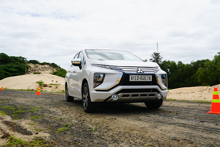 Bên cạnh đó, động cơ 4A91 đã cũ, cùng hộp số tự động chỉ 4 cấp cũng khiến nhiều người lo lắng về khả năng vận hành của Mitsubishi Xpander. Họ hoài nghi về khối động cơ xăng MIVEC 1.5L 103 mã lực, mô-men xoắn 141 Nm vốn chủ yếu được sử dụng trên các mẫu xe sedan của hãng và dường như sẽ đuối sức khi phải “kéo” một chiếc xe 7 chỗ.